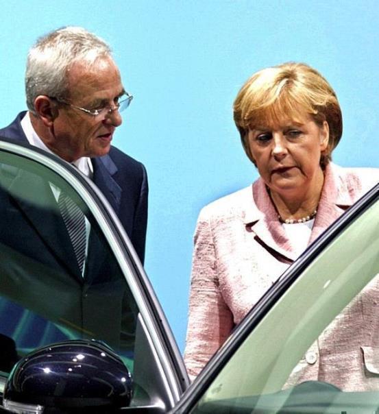 Prof. Dr. Martin Winterkorn, Vorsitzender des Vorstands der Volkswagen AG, und Bundeskanzlerin Dr. Angela Merkel.